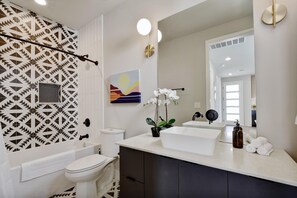 Secador de cabelo, toalhas de banho