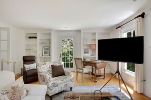 Una Smart TV, una chimenea, un reproductor de DVD, libros