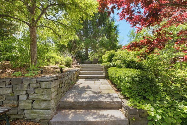 Property grounds - Luxurious Home By The Beach - a true coastal home in the heart of Kennebunkport (Kennebunkport)