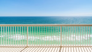 Un balcon avec vue sur l’océan.