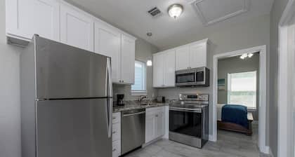 Charming cabin with full kitchen! Unit 3/6
