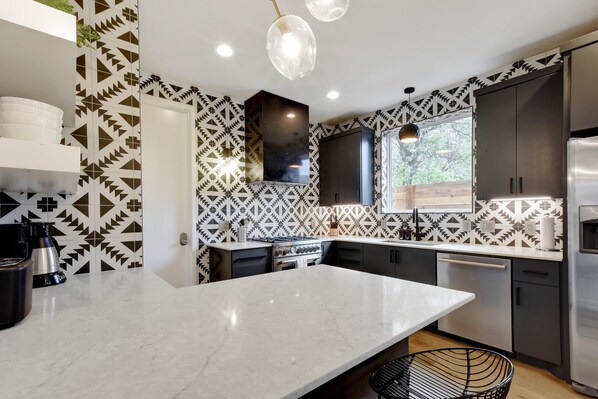 Køleskab, mikrobølgeovn, ovn, kogeplade