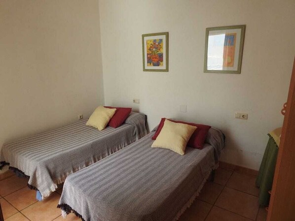 2 chambres, fer et planche à repasser, lit de bébé portatif