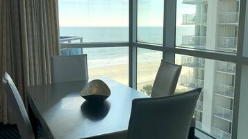 Condo, 2 Bedrooms | Dining