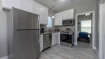 Microondas, horno, parrilla de estufa y lavavajillas