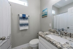 Combined shower/bathtub, towels