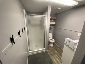 Een douche, een haardroger, handdoeken, zeep
