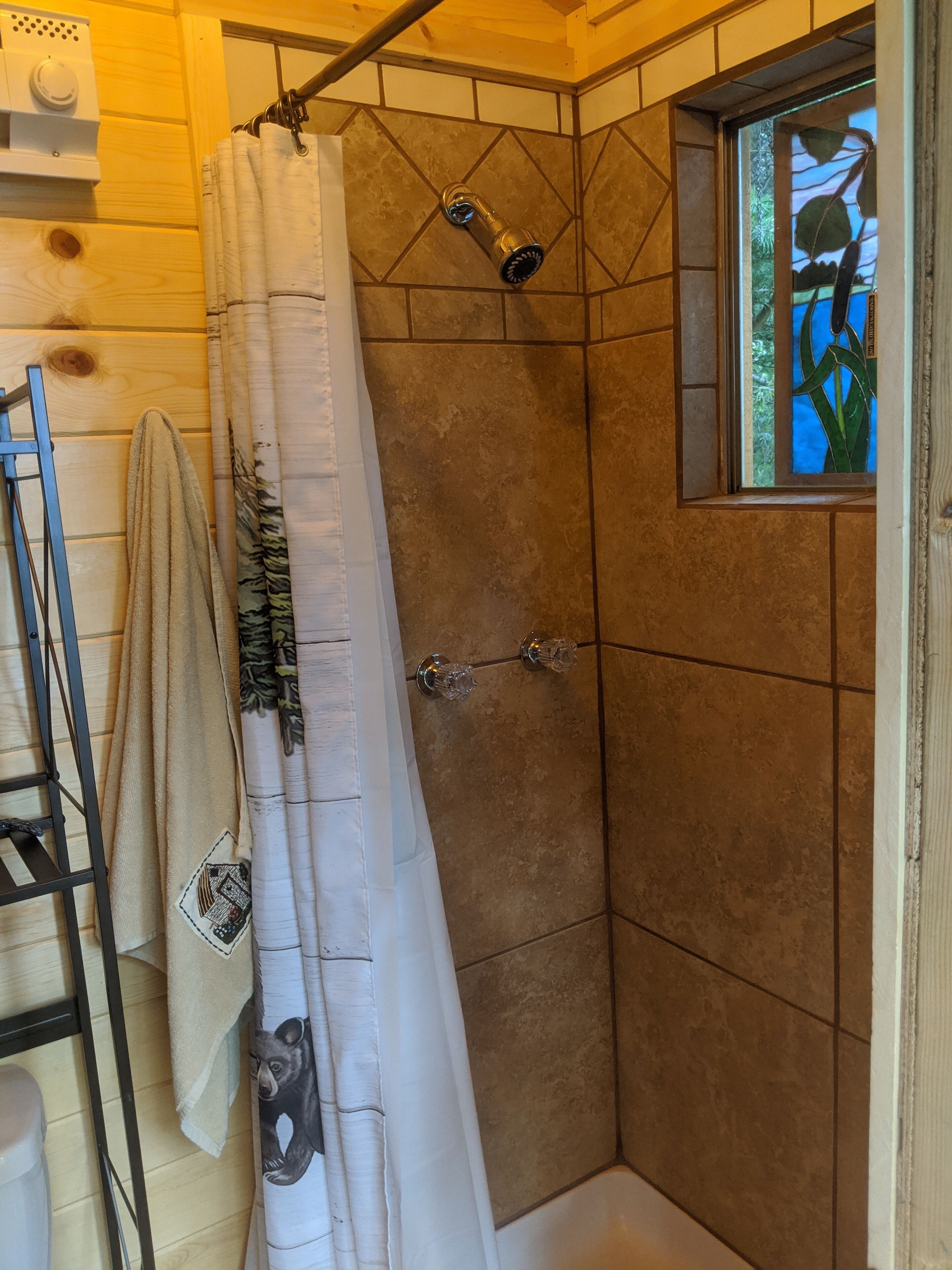 Regadera, toallas, jabón, papel de baño 