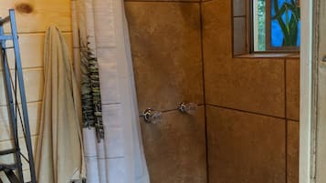 Regadera, toallas, jabón, papel de baño