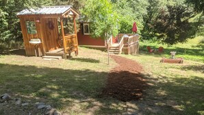 A wooden cabin with a porch, a small deck, and a staircase leading to a raised platform. -  11 miles to Kings Canyon Nat'l Park (Miramonte)