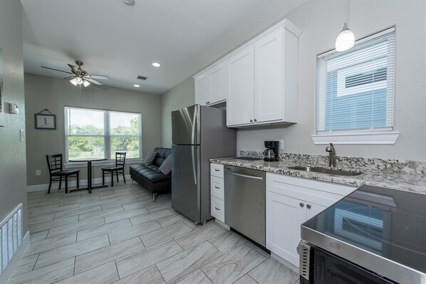 Mikrowelle, Ofen, Herdplatte, Geschirrspüler