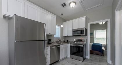 Charming cabin with full kitchen! Unit 6/6