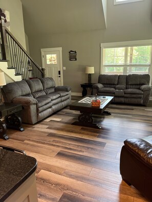 TV connectée, cheminée, baby-foot, livres