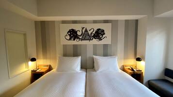 ميني بار وخزنة داخل الغرفة ومكتب ومساحة عمل للكمبيوتر المحمول