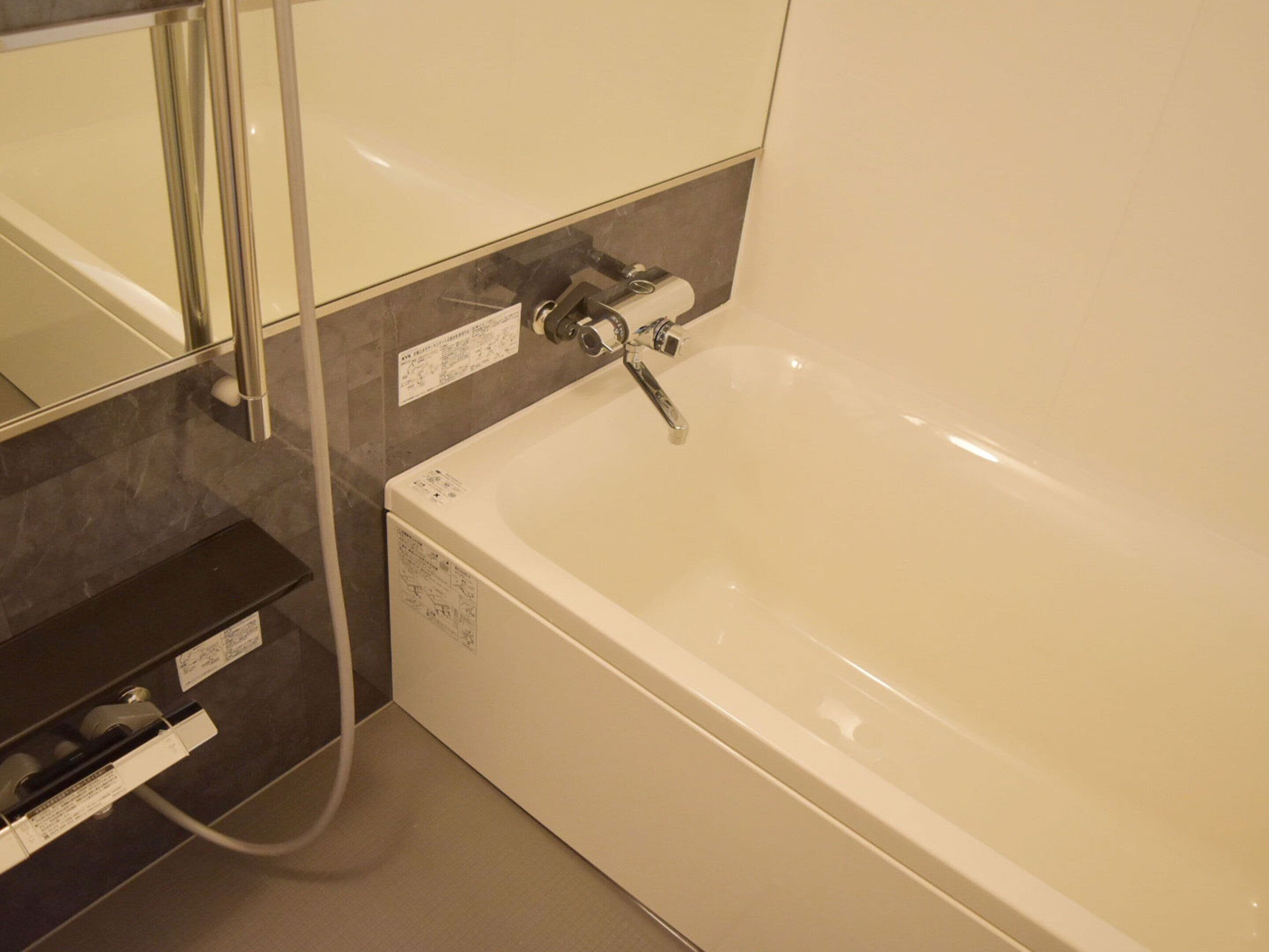 combined shower/bathtub, free toiletries, hair dryer, slippers