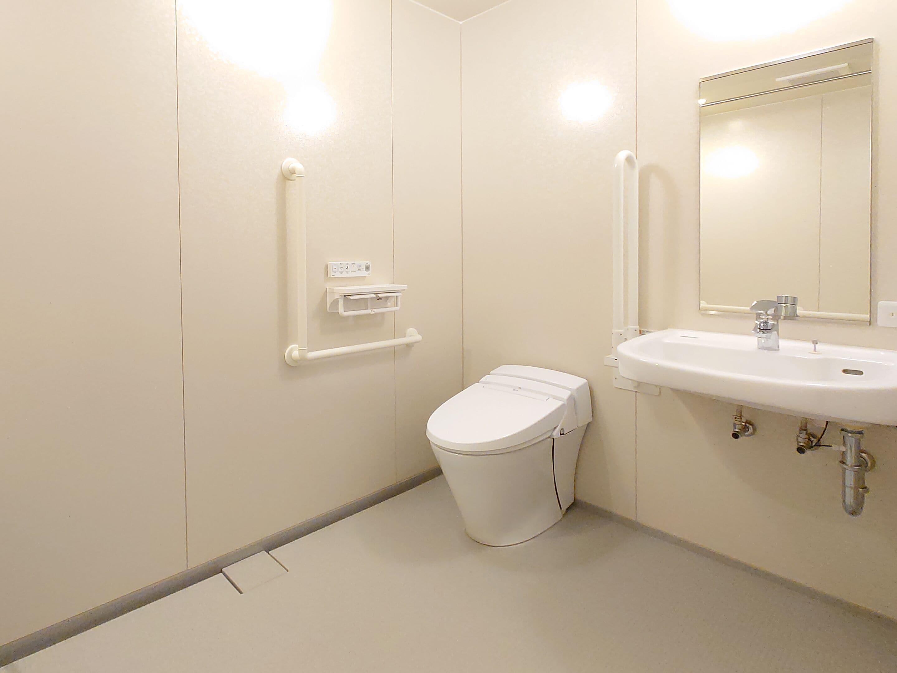 universal double room, non smoking | bathroom | combined shower/bathtub, free toiletries, hair dryer, slippers