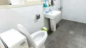 Shower, free toiletries, hair dryer, towels - Guesthouse Julien (Seoul)