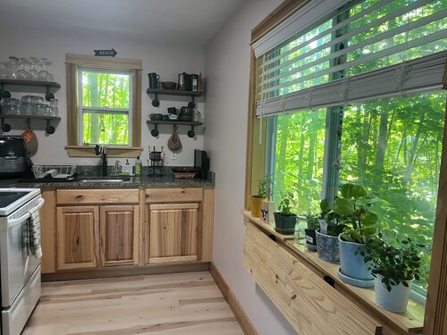Heron's Cove Guesthouse: Peaceful Retreat for Hikes, Antiquing, and Adventures