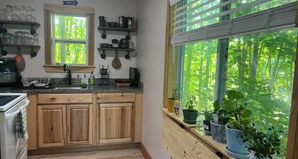 Heron's Cove Guesthouse: Peaceful Retreat for Hikes, Antiquing, and Adventures