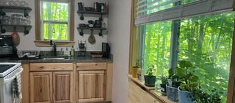 Heron's Cove Guesthouse: Peaceful Retreat for Hikes, Antiquing, and Adventures