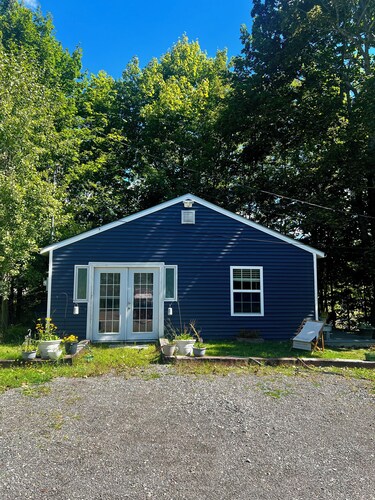 Heron's Cove Guesthouse: Peaceful Retreat for Hikes, Antiquing, and Adventures