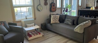 Heron's Cove Guesthouse: Peaceful Retreat for Hikes, Antiquing, and Adventures