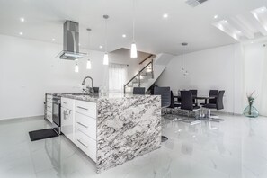 Fridge, oven, stovetop, dishwasher