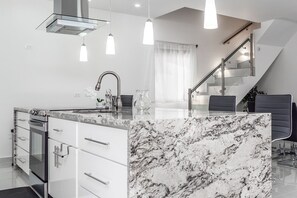 Fridge, oven, stovetop, dishwasher