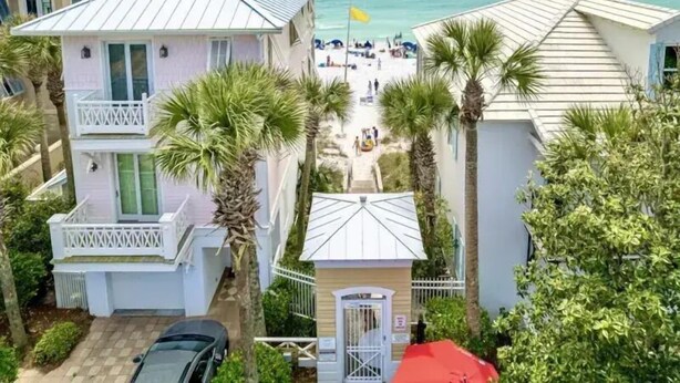 Ein Küstengebäude mit Balkon, geschlossenem Eingang und Blick auf den Strand.