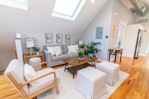 Smart TV, Netflix, Hulu, streaming services