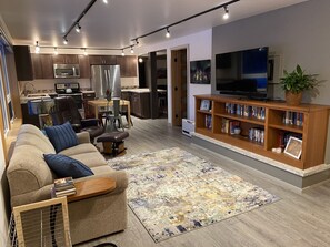 Smart TV, reproductor de DVD, libros y videoteca