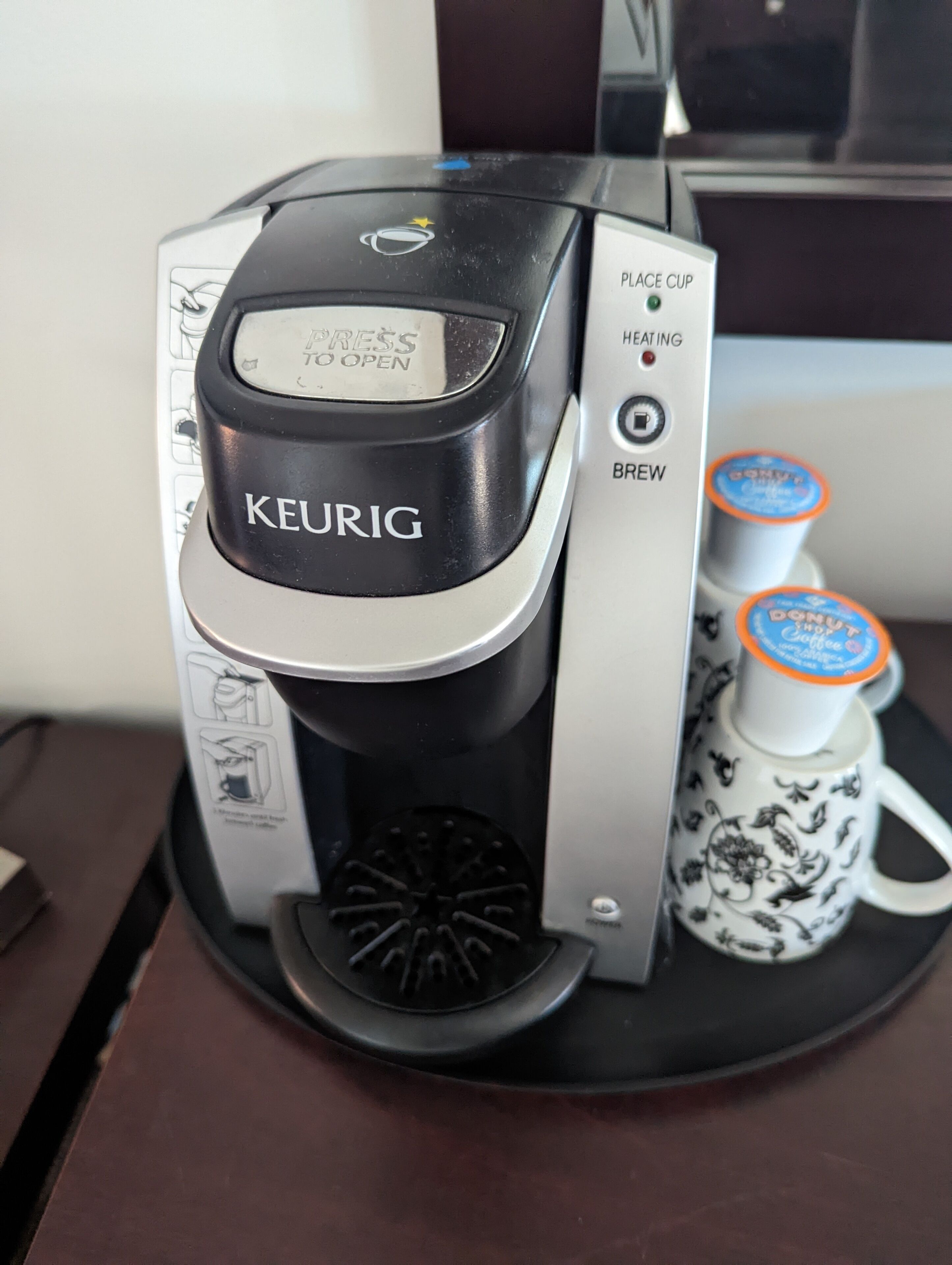 Une machine à café Keurig dotée d’un support pour les capsules et d’une tasse à café.