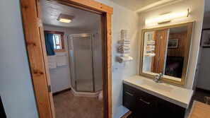 Superior Double Room, 2 Double Beds | Bathroom | Combined shower/tub, towels - Teton Court Motel (Pinedale)