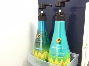 Combined shower/tub, free toiletries, hair dryer, bidet - Shin-Osaka GRAND-H 202 (Osaka)