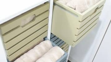 Combined shower/tub, free toiletries, hair dryer, bidet