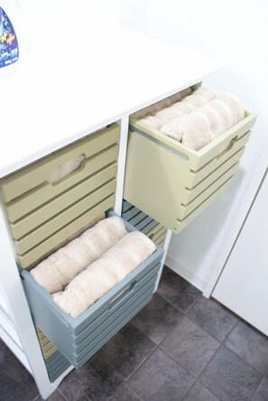 Combined shower/tub, free toiletries, hair dryer, bidet
