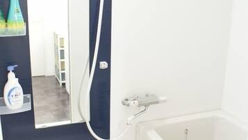 Combined shower/tub, free toiletries, hair dryer, bidet