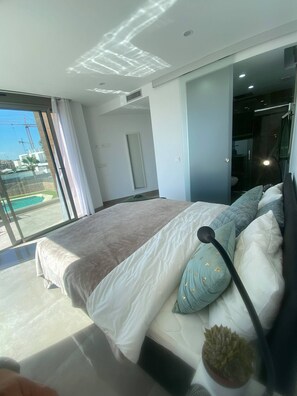 4 bedrooms, iron/ironing board, free WiFi, bed sheets - Spacious Villa in Villamartin | Rooftop Terrace | Pool | Walk to Restaurants (Orihuela)