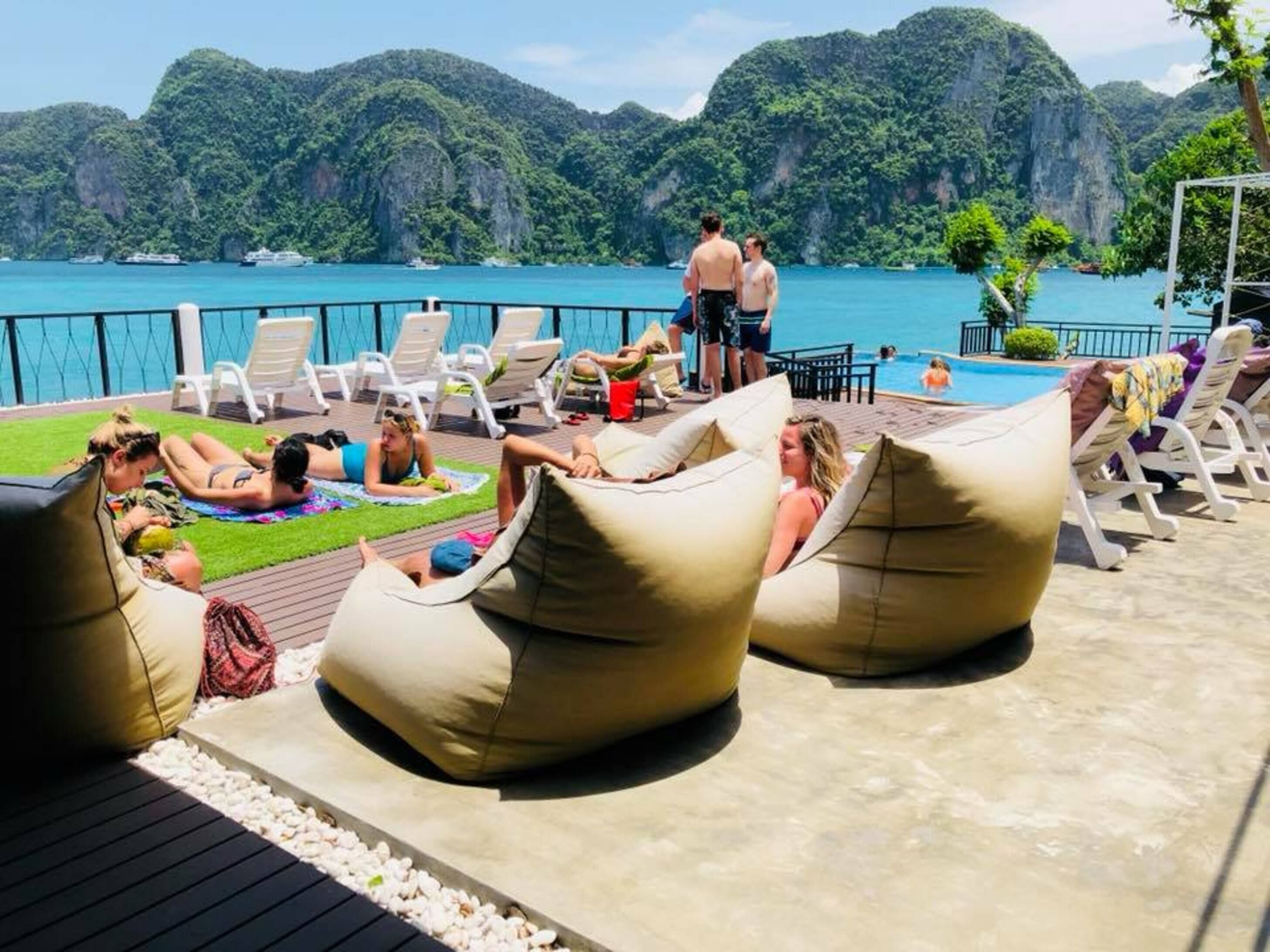 Bar en bord de piscine