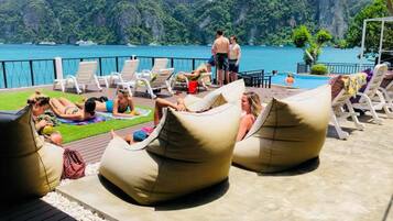 Bar en bord de piscine