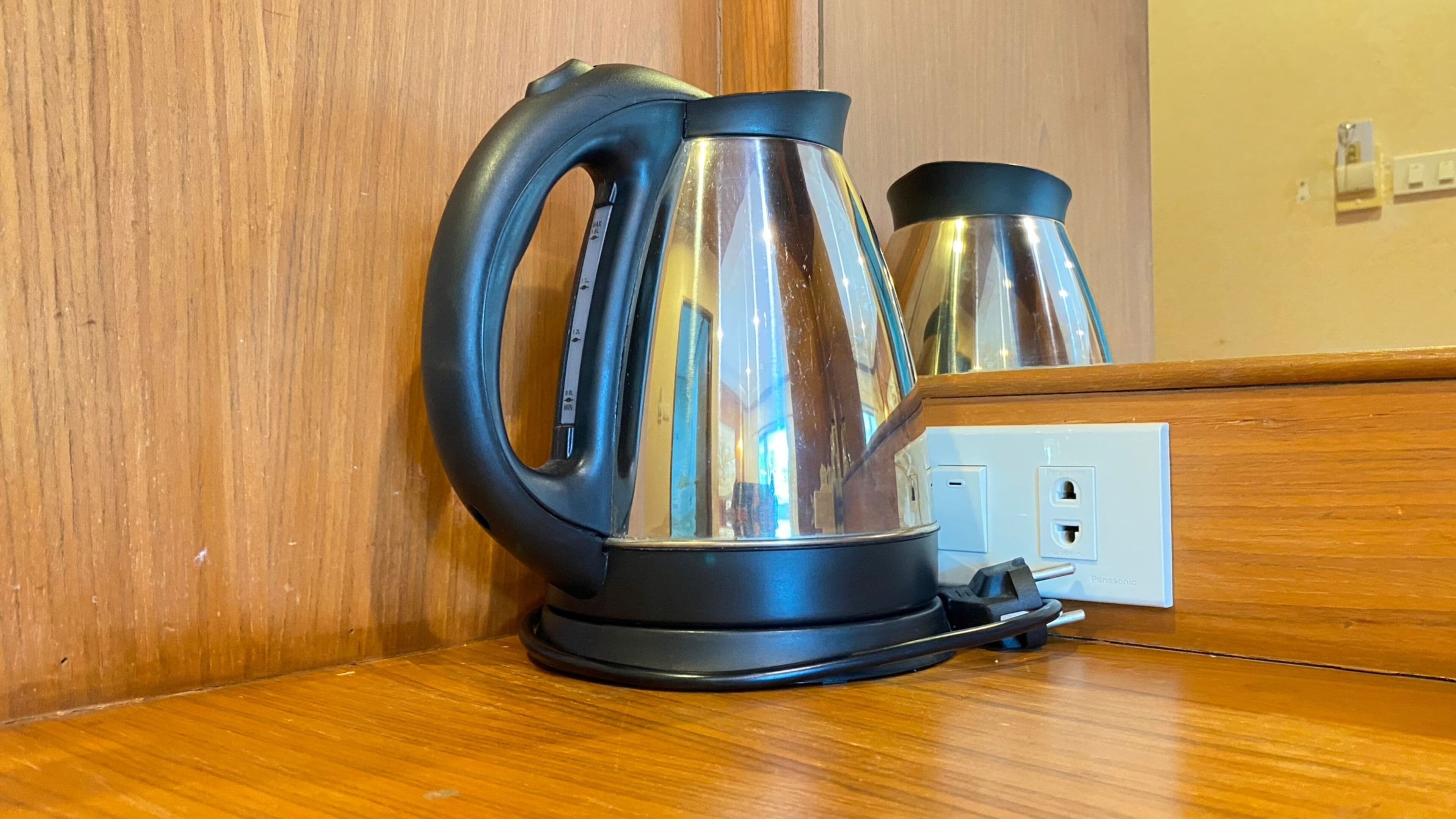 Un plan de travail de cuisine avec une bouilloire et une cafetière.