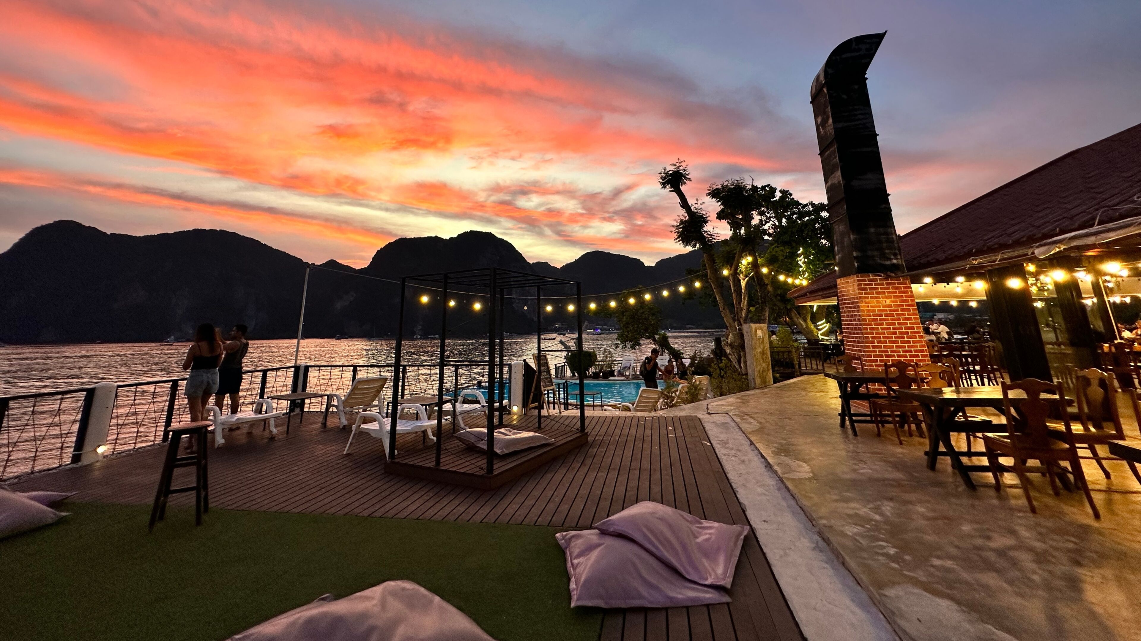 朝食、ランチ、ディナーに営業