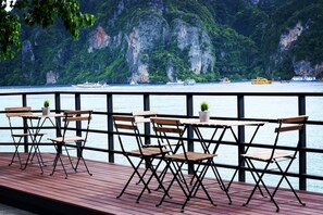 Petit déjeuner, déjeuner et dîner servis sur place