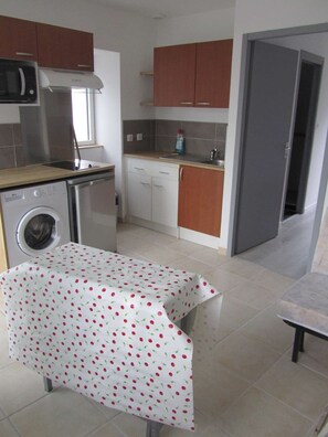 Een microgolfoven, een kookplaat, een koffiezetapparaat/waterkoker