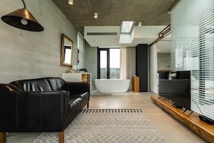 Double Room (302) | Individually furnished, free WiFi, bed sheets