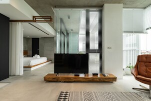 Muebles diferentes, wifi gratis y ropa de cama 