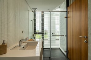 Double Room (302) | Bathroom | Shower, free toiletries, hair dryer, towels - Life in Nature B&B (Wujie)