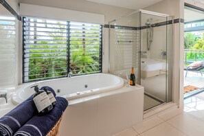 Hair dryer, towels - Pinnacle 7, Garden View Apartment on Hamilton Island (Hamilton Island)