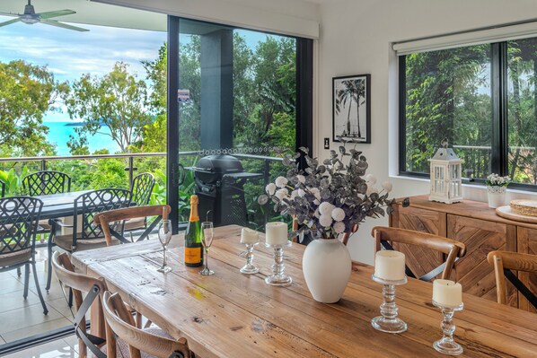 Outdoor dining - Pinnacle 7, Garden View Apartment on Hamilton Island (Hamilton Island)