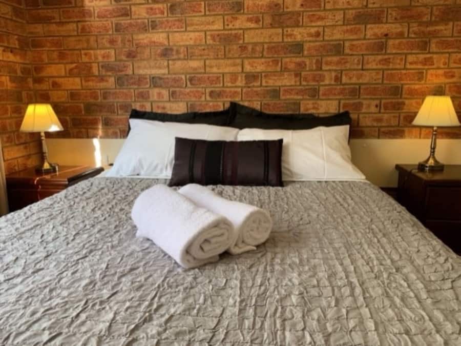 Familiekamer | Individueel gemeubileerd, een bureau, een laptopwerkplek